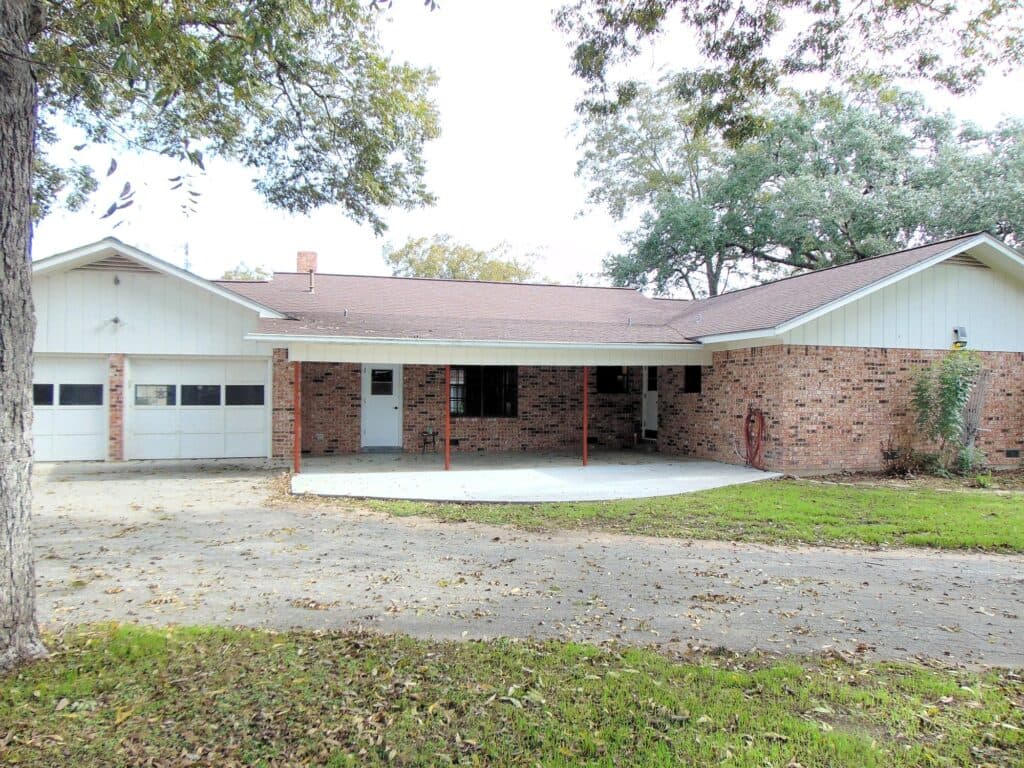 306 N Ave G, Shiner — public listing photo 29