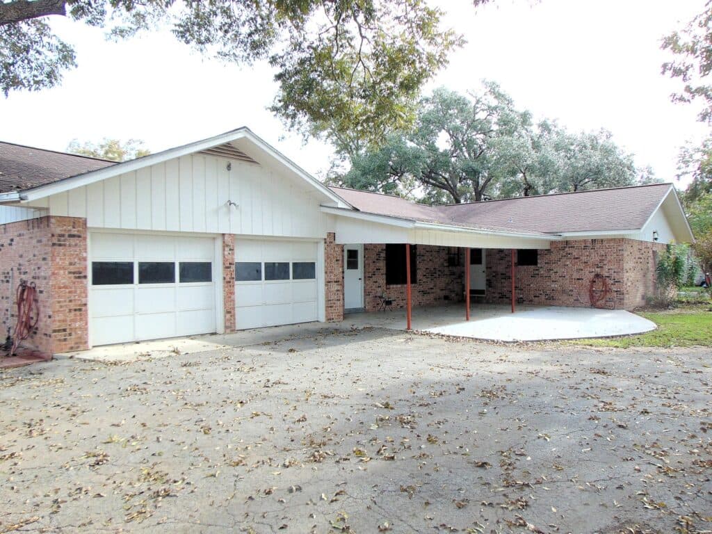306 N Ave G, Shiner — public listing photo 30