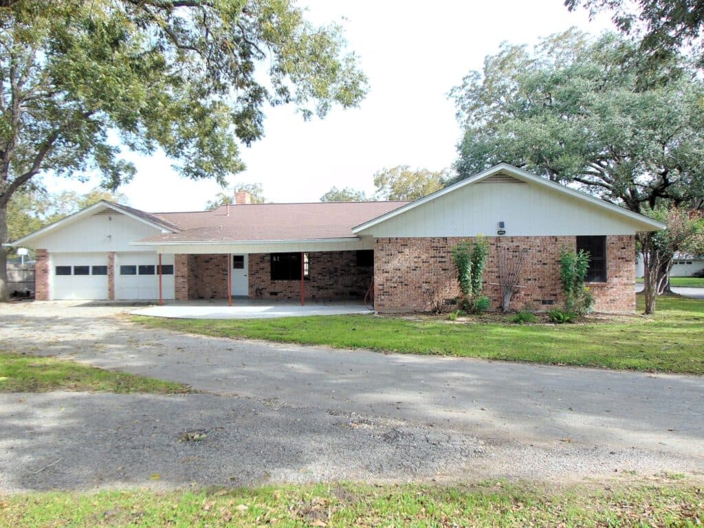 306 N Ave G, Shiner — public listing photo 31