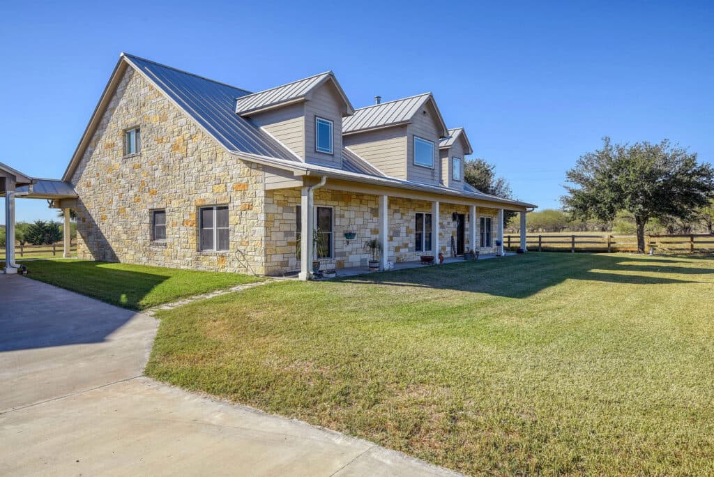 321 CR 351a, Shiner Tx — public listing photo 2