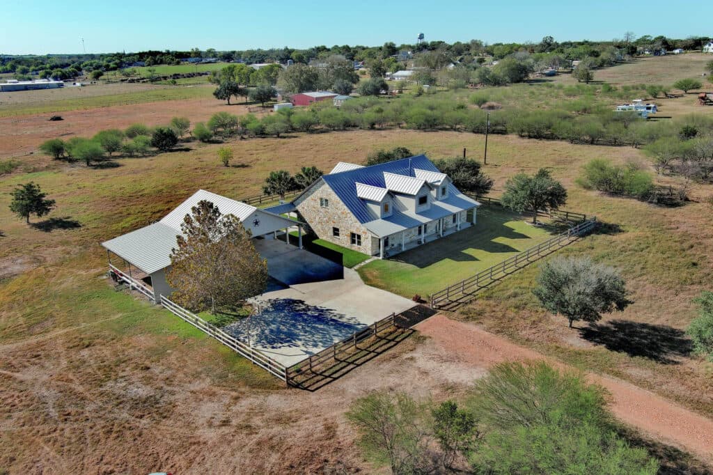 321 CR 351a, Shiner Tx — public listing photo 3