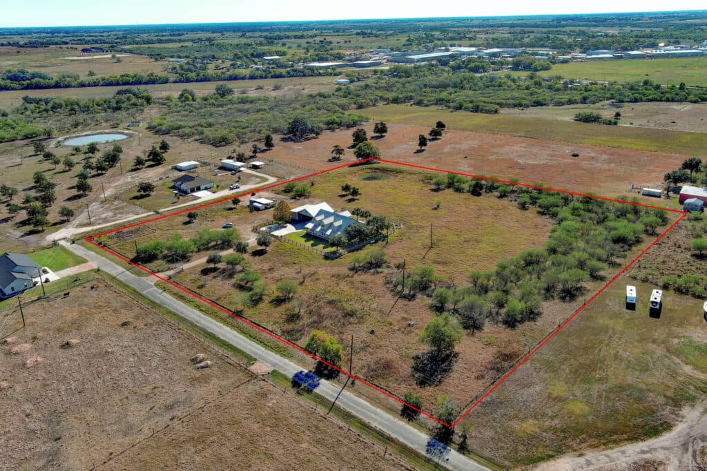321 CR 351a, Shiner Tx — public listing photo 4