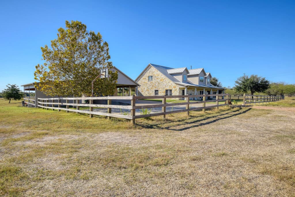 321 CR 351a, Shiner Tx — public listing photo 5