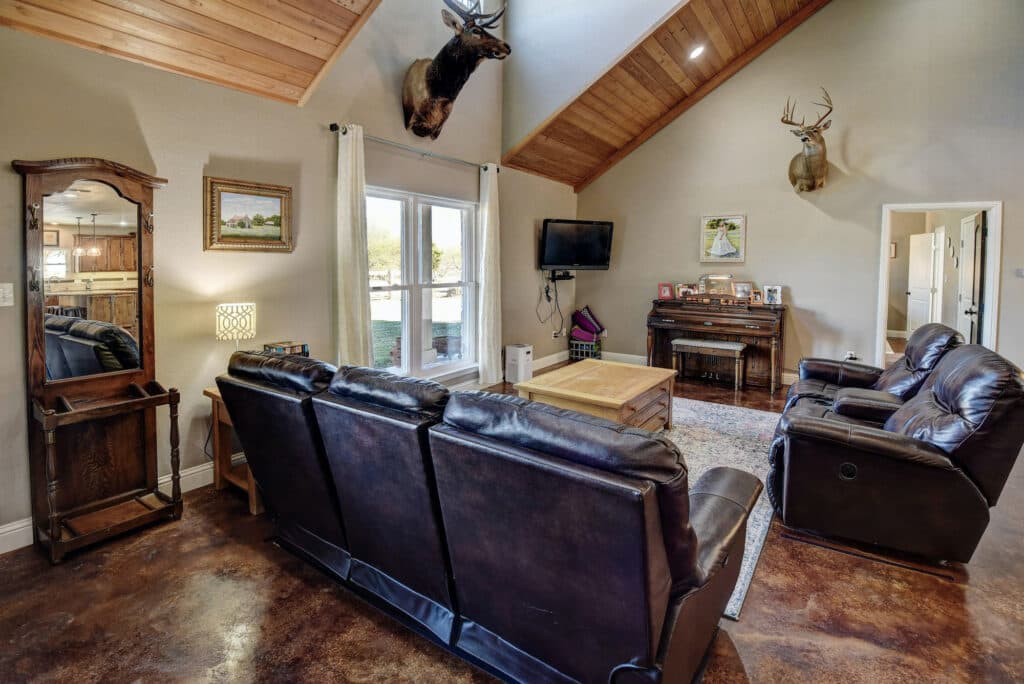 321 CR 351a, Shiner Tx — public listing photo 6