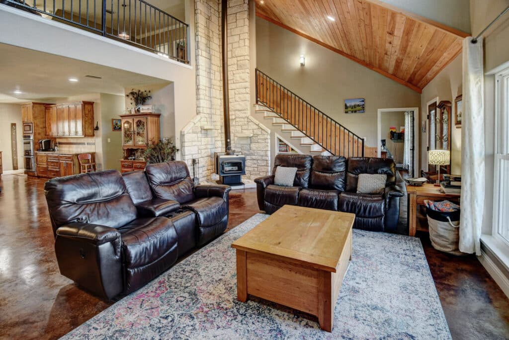 321 CR 351a, Shiner Tx — public listing photo 8