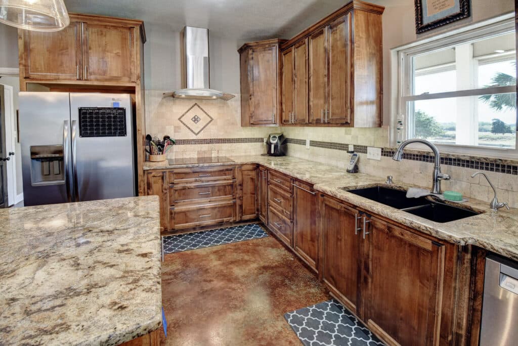 321 CR 351a, Shiner Tx — public listing photo 14