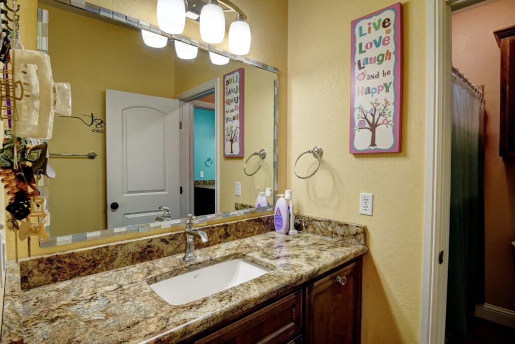 321 CR 351a, Shiner Tx — public listing photo 24