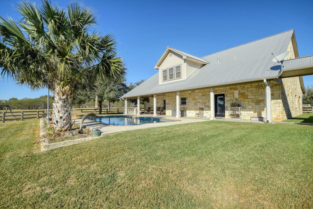 321 CR 351a, Shiner Tx — public listing photo 35