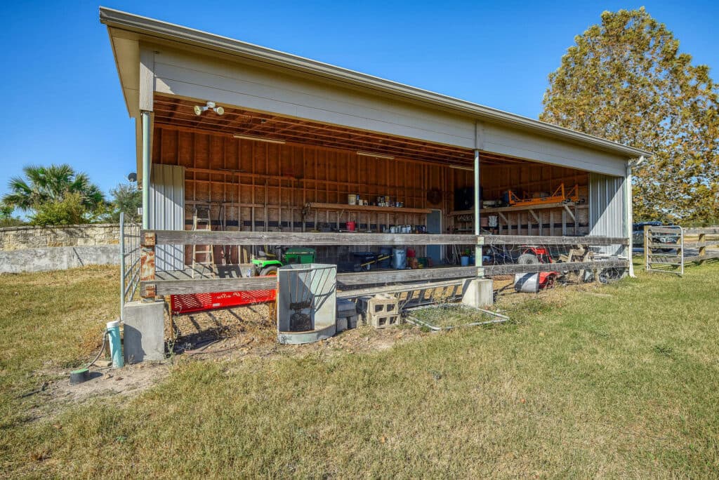 321 CR 351a, Shiner Tx — public listing photo 36