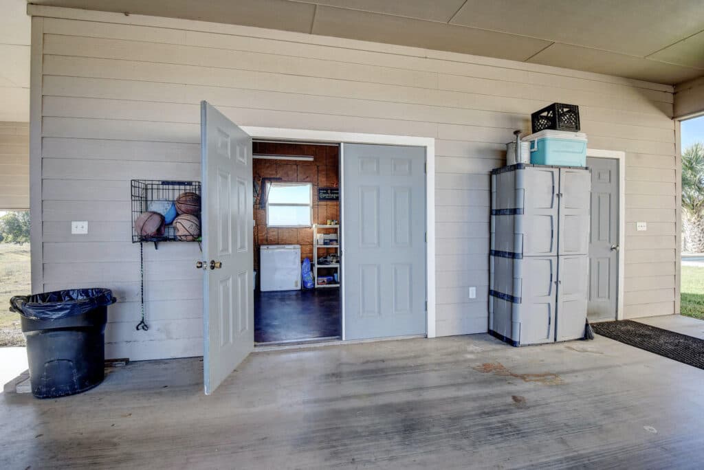 321 CR 351a, Shiner Tx — public listing photo 37