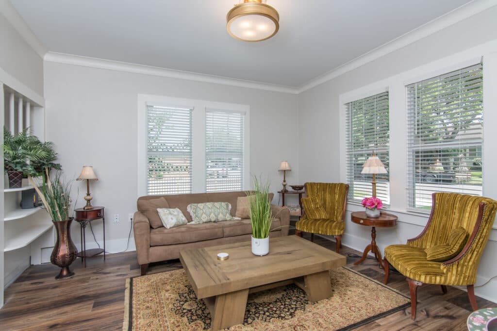 410 N Ave D, Shiner — public listing photo 10