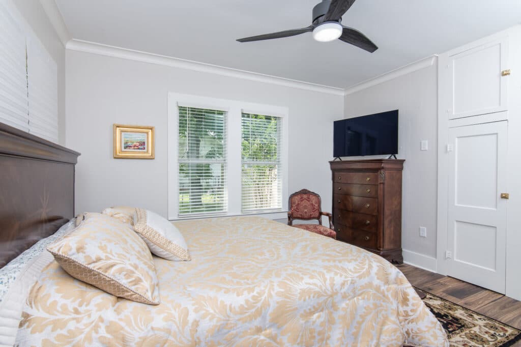 410 N Ave D, Shiner — public listing photo 22