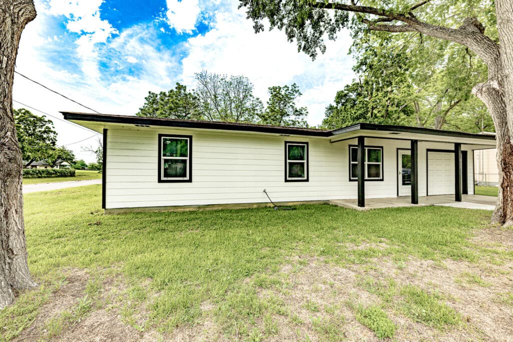 421 W. Runk St., Shiner, TX — public listing photo 2