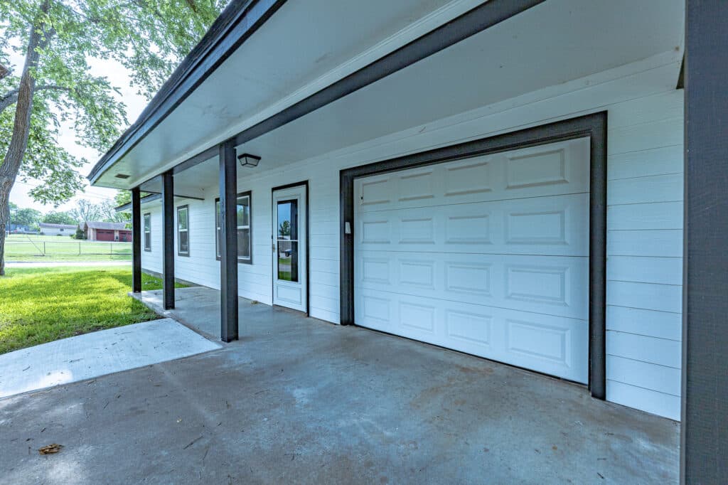 421 W. Runk St., Shiner, TX — public listing photo 3