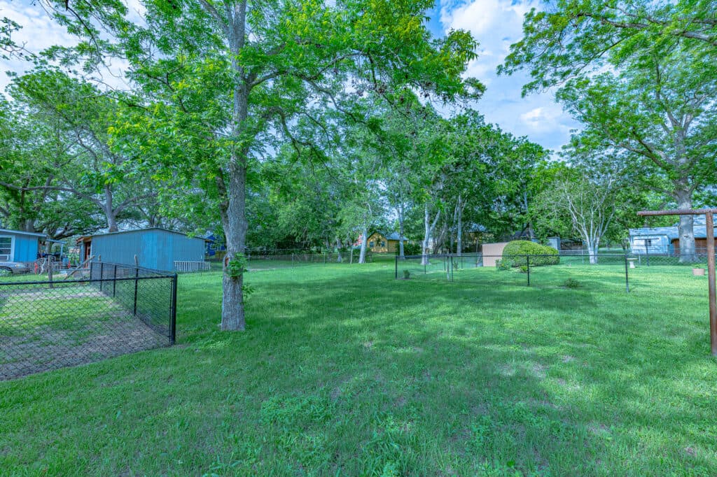 421 W. Runk St., Shiner, TX — public listing photo 17