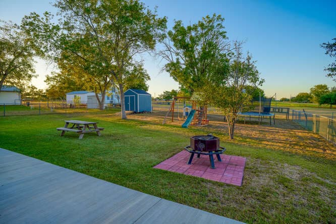 509 E. Wendel Street, Shiner, TX 77984 — public listing photo 2