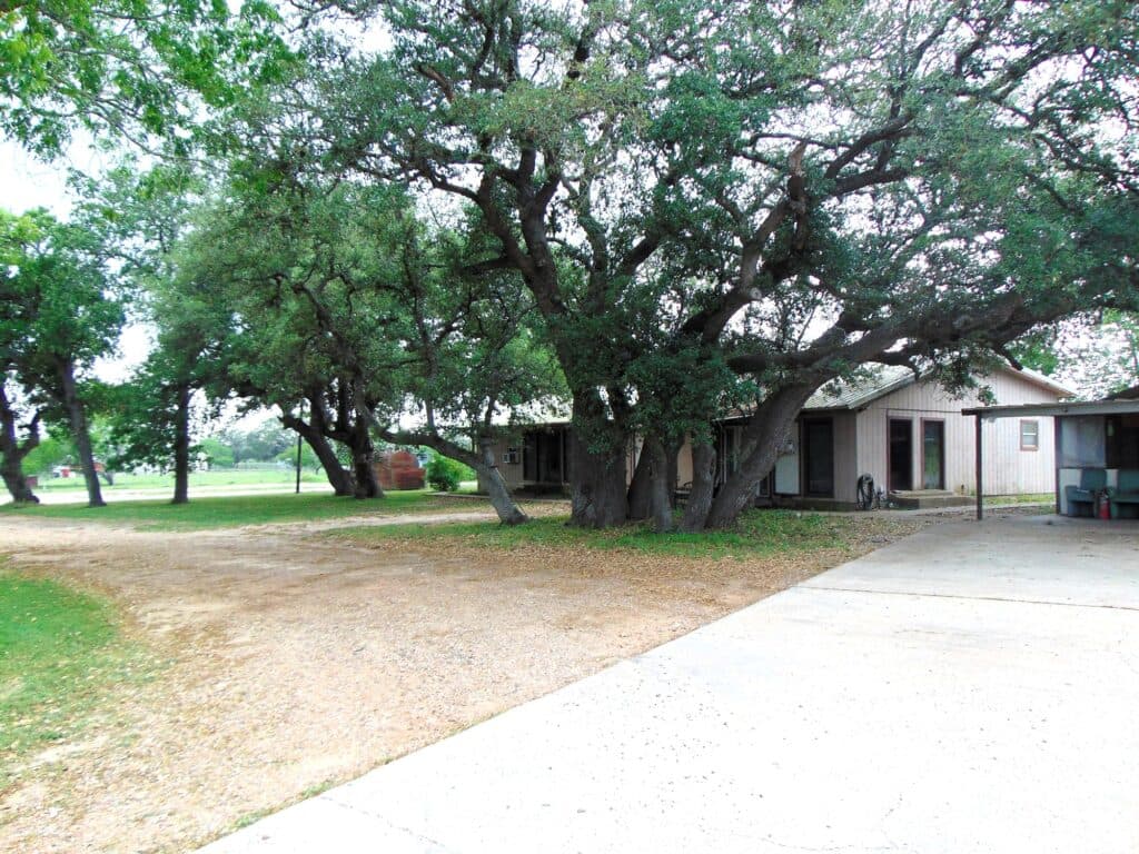 530 N US HWY 77A, Cuero — public listing photo 2