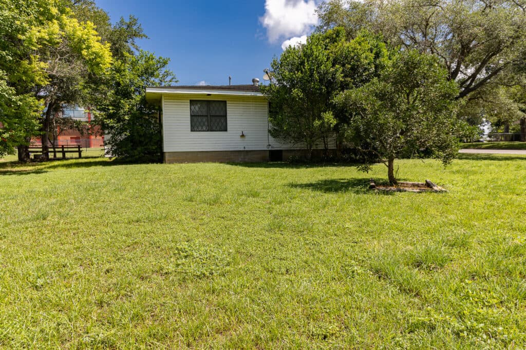 604 St. Ludmila St. Shiner — public listing photo 10