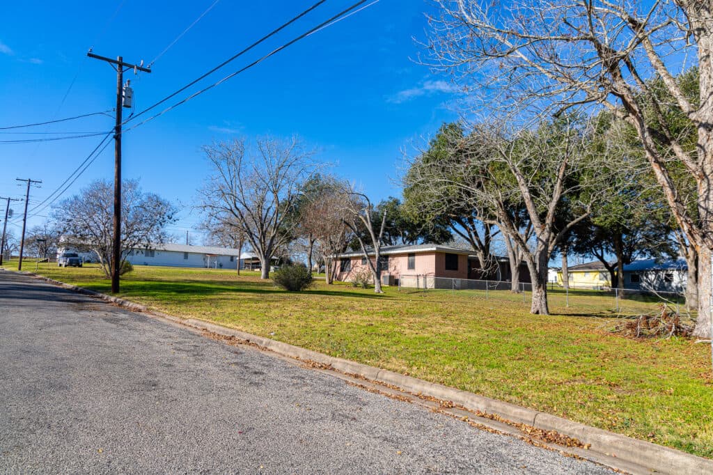 000 N. Ave C (Corner of N. Ave C & 1st Street), Shiner — public listing photo 4