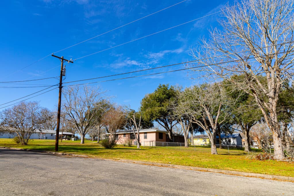 000 N. Ave C (Corner of N. Ave C & 1st Street), Shiner — public listing photo 5