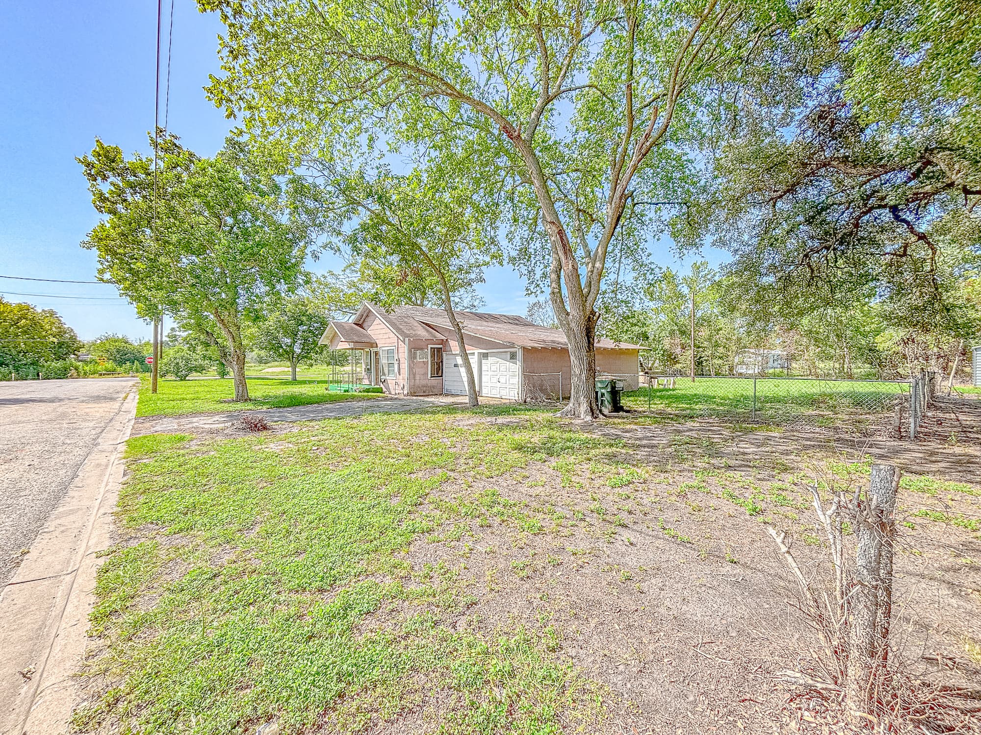810 N Ave H, Shiner, TX 77984 — public listing photo 4
