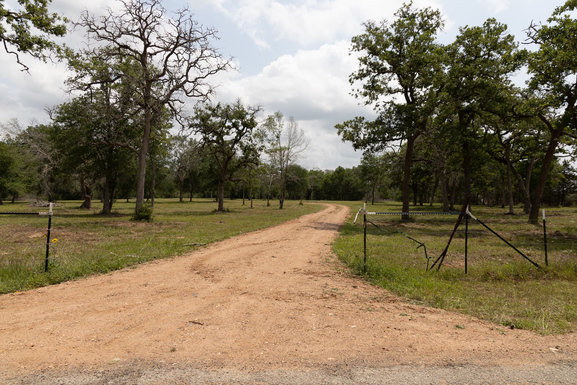 8689 CR 132, Hallettsville, TX 77964 — public listing photo 2