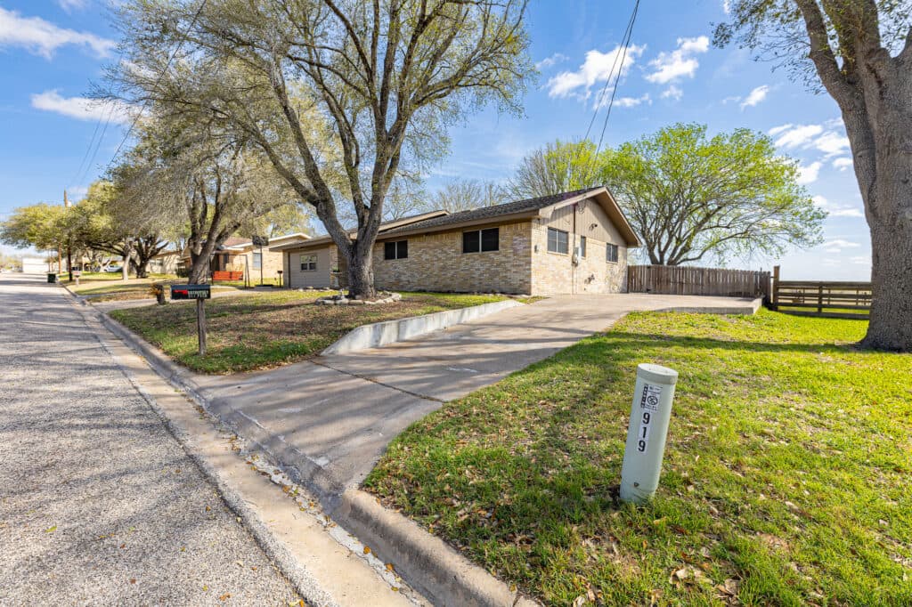 911 S. Peck St., Shiner — public listing photo 2