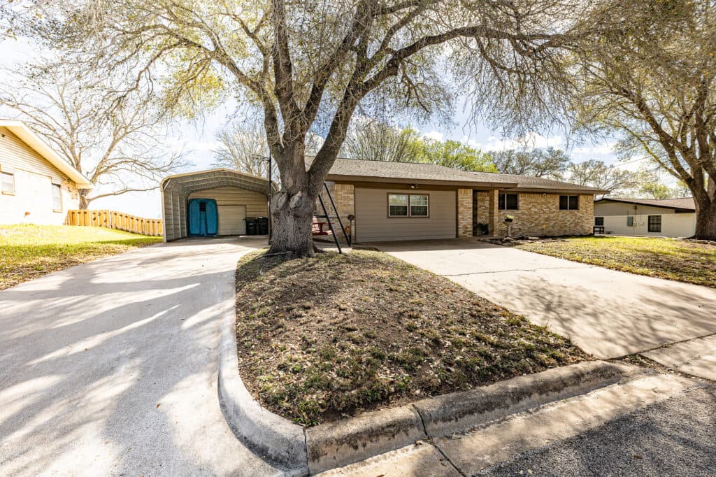 911 S. Peck St., Shiner — public listing photo 3