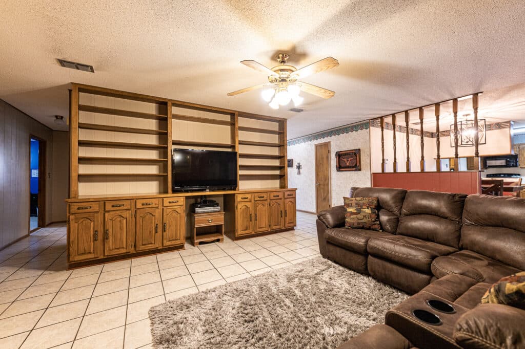 911 S. Peck St., Shiner — public listing photo 4