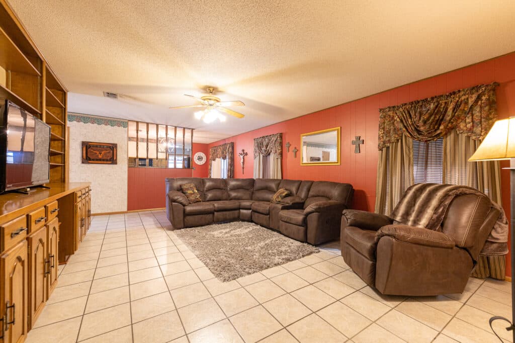 911 S. Peck St., Shiner — public listing photo 5