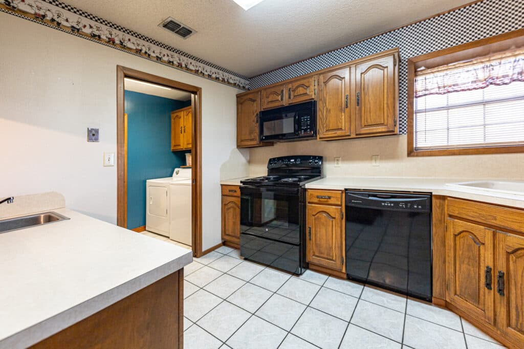911 S. Peck St., Shiner — public listing photo 7