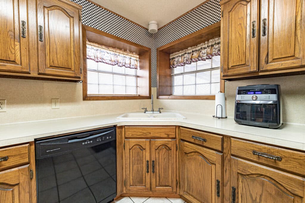 911 S. Peck St., Shiner — public listing photo 8