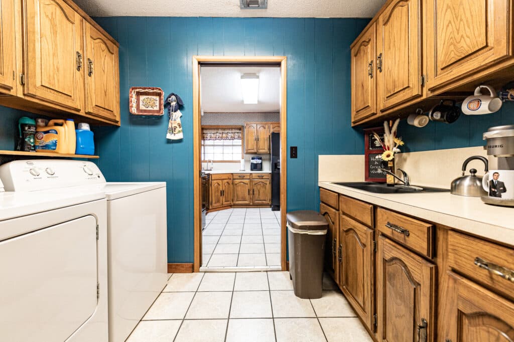 911 S. Peck St., Shiner — public listing photo 10