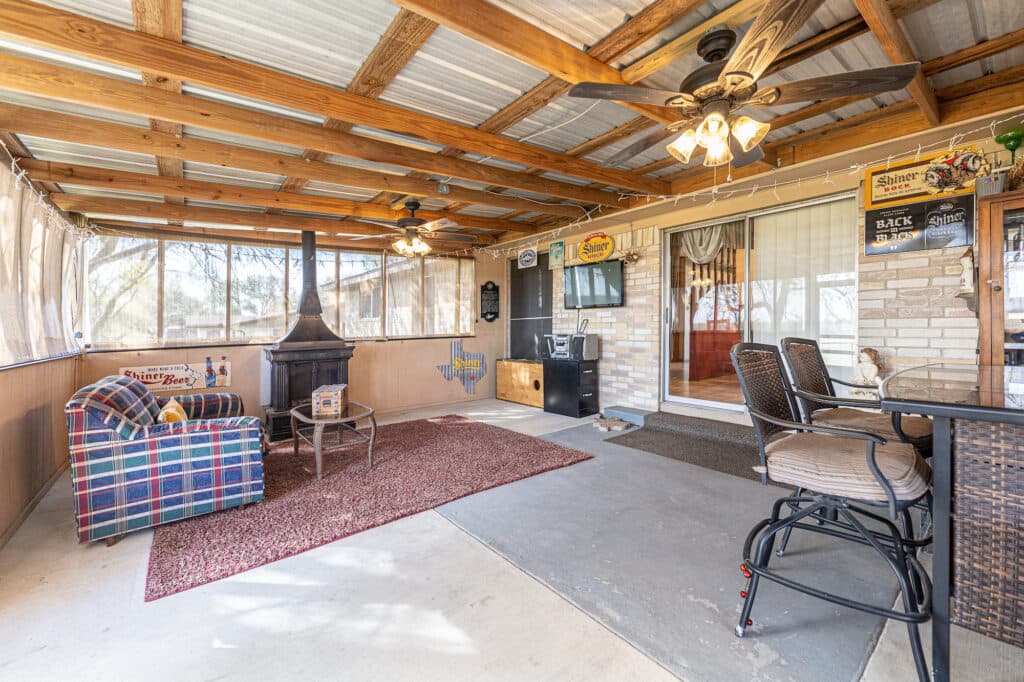 911 S. Peck St., Shiner — public listing photo 22