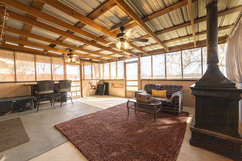 911 S. Peck St., Shiner — public listing photo 23