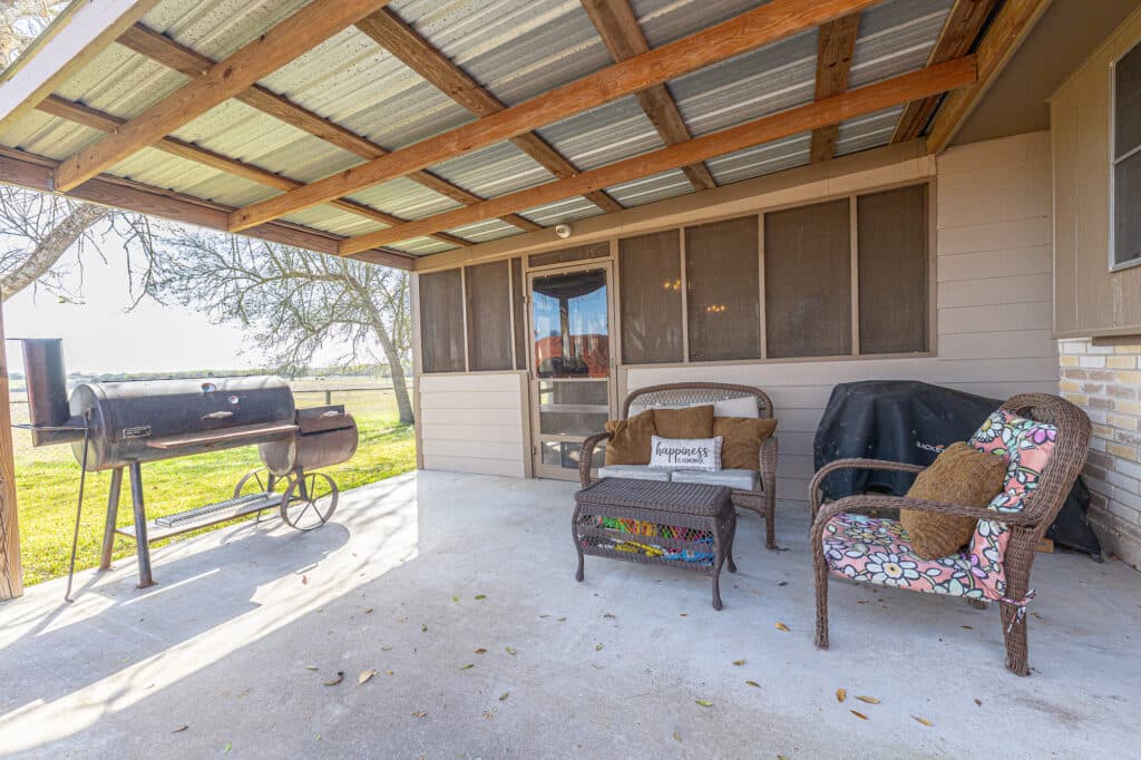 911 S. Peck St., Shiner — public listing photo 24