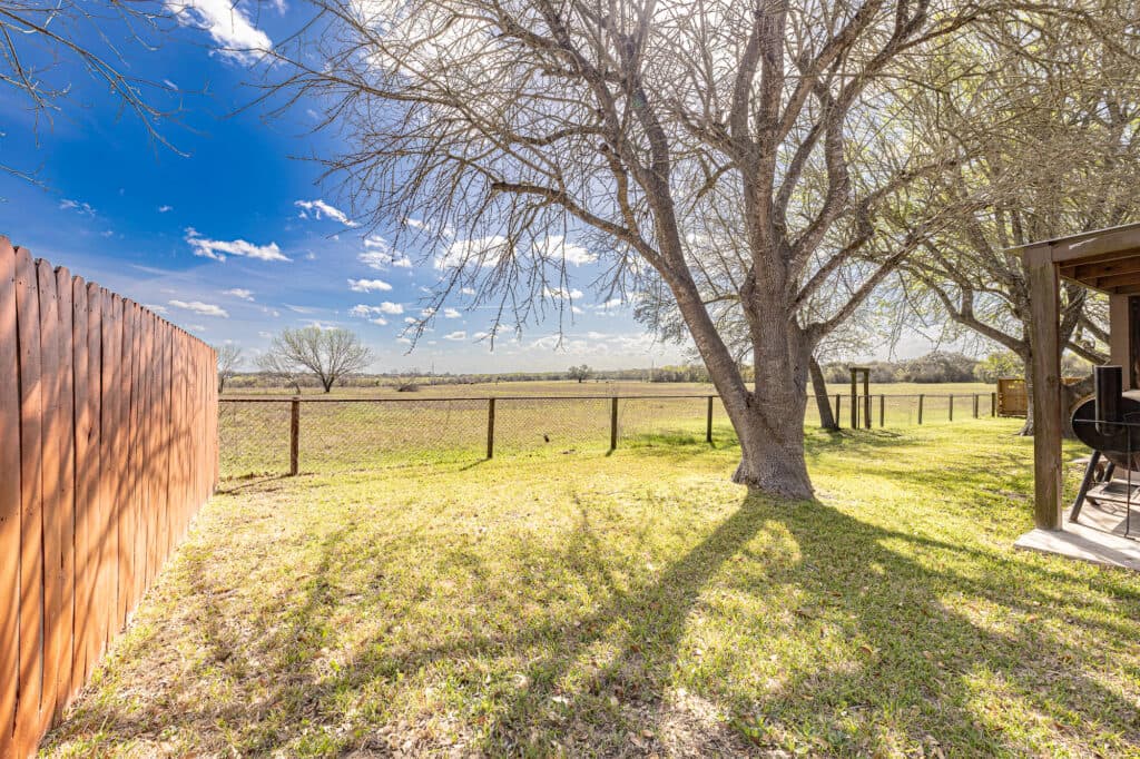911 S. Peck St., Shiner — public listing photo 26
