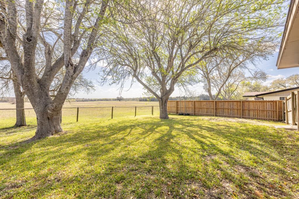 911 S. Peck St., Shiner — public listing photo 27