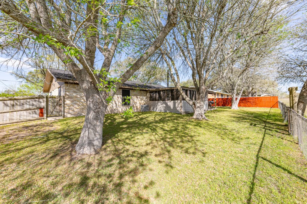 911 S. Peck St., Shiner — public listing photo 28
