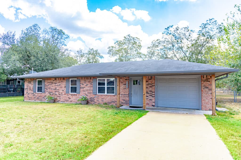 912 N Ave G, Shiner, TX 77984 — public listing photo 1