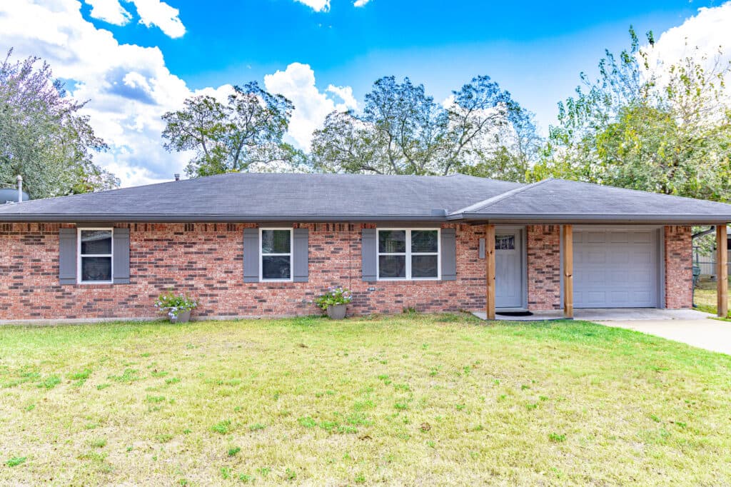 912 N Ave G, Shiner, TX 77984 — public listing photo 2