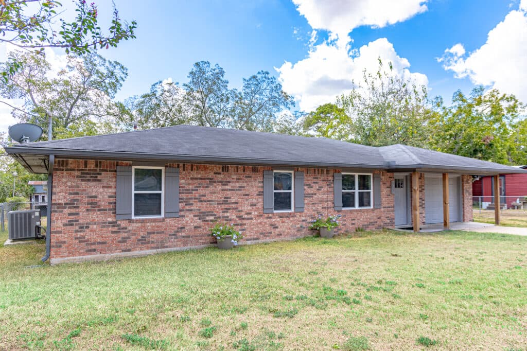 912 N Ave G, Shiner, TX 77984 — public listing photo 3