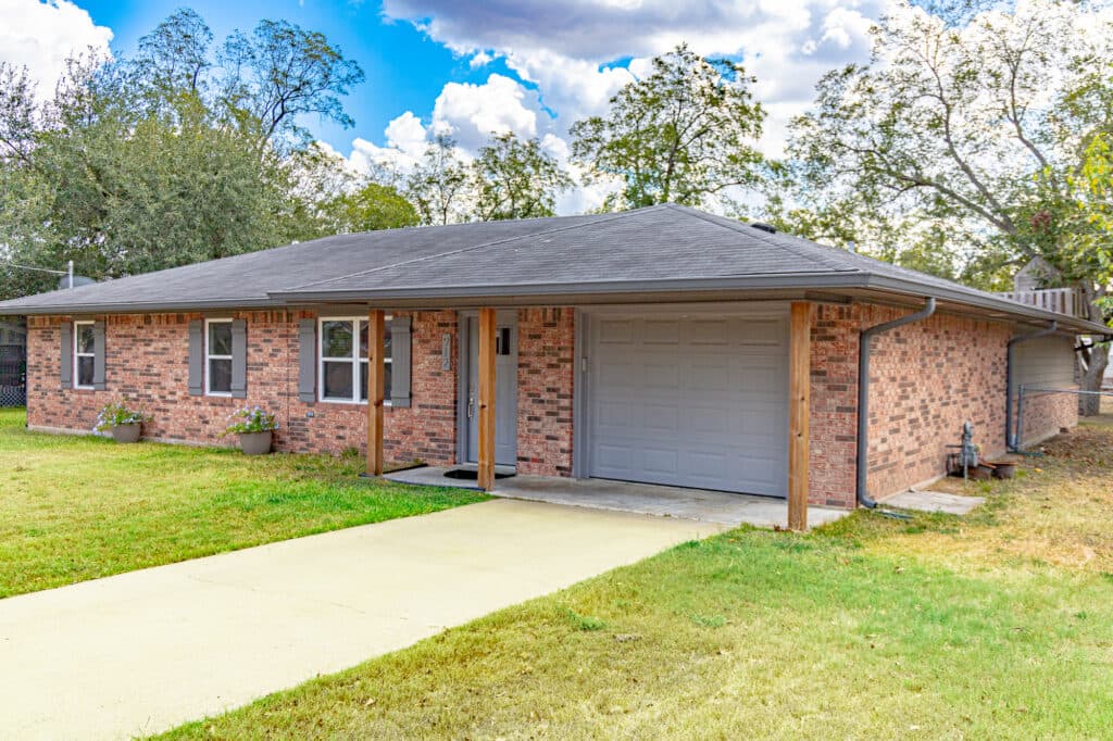 912 N Ave G, Shiner, TX 77984 — public listing photo 4