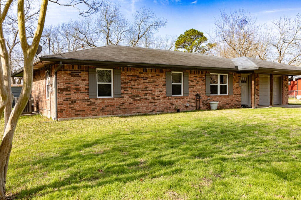 912 N Ave G, Shiner, TX 77984 — public listing photo 5