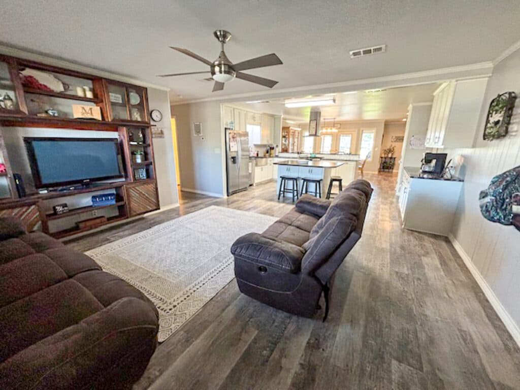 912 N Ave G, Shiner, TX 77984 — public listing photo 6