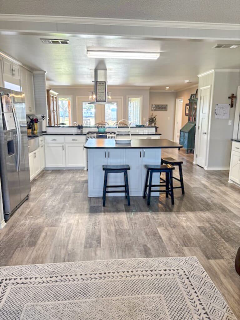 912 N Ave G, Shiner, TX 77984 — public listing photo 8