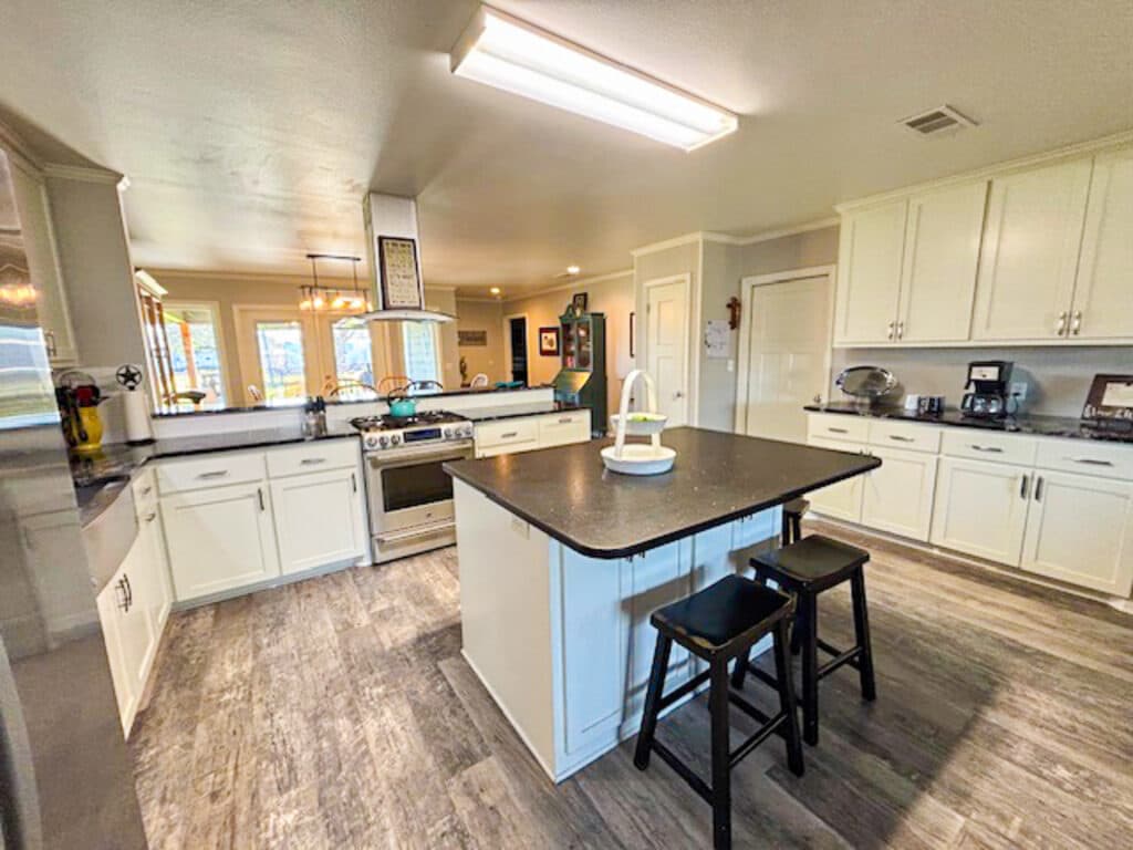 912 N Ave G, Shiner, TX 77984 — public listing photo 10