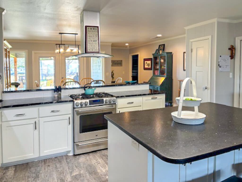912 N Ave G, Shiner, TX 77984 — public listing photo 11