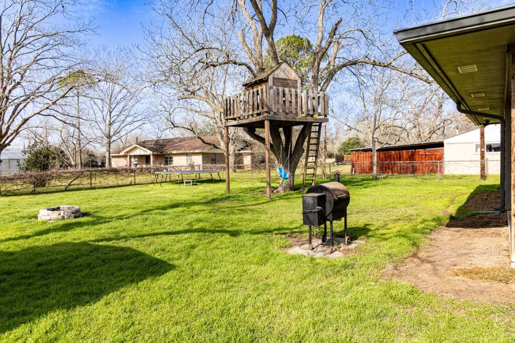 912 N Ave G, Shiner, TX 77984 — public listing photo 25