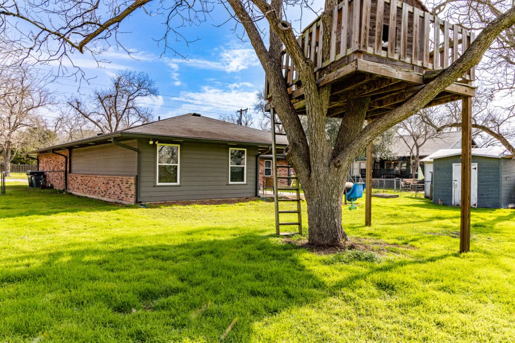 912 N Ave G, Shiner, TX 77984 — public listing photo 26